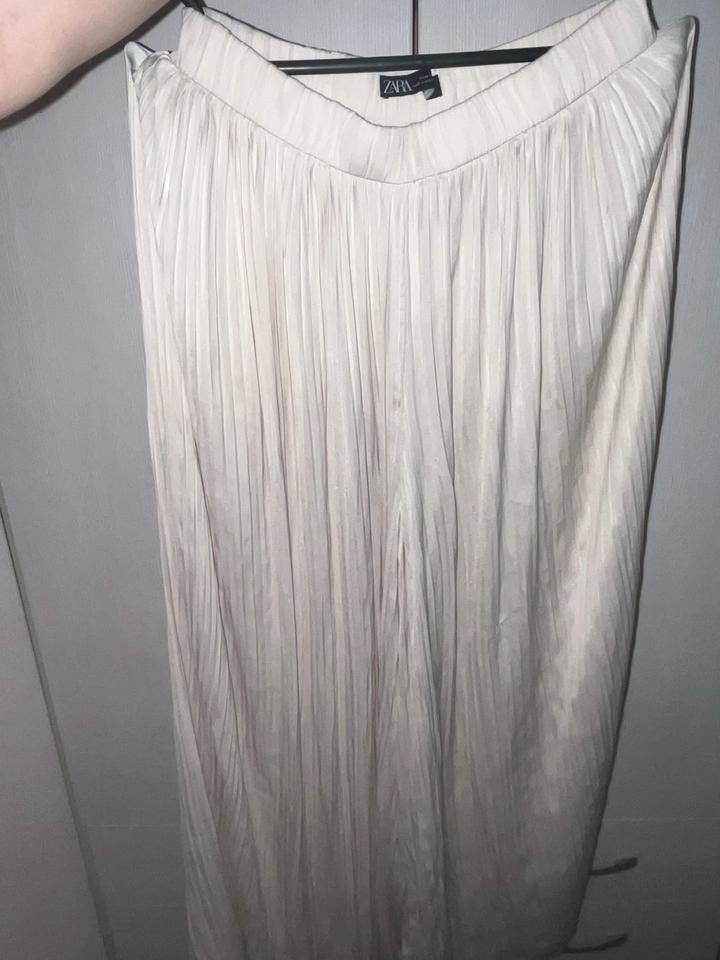 Бежевые легкие брюки ZARA