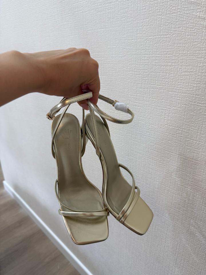 Золотистые летние туфли