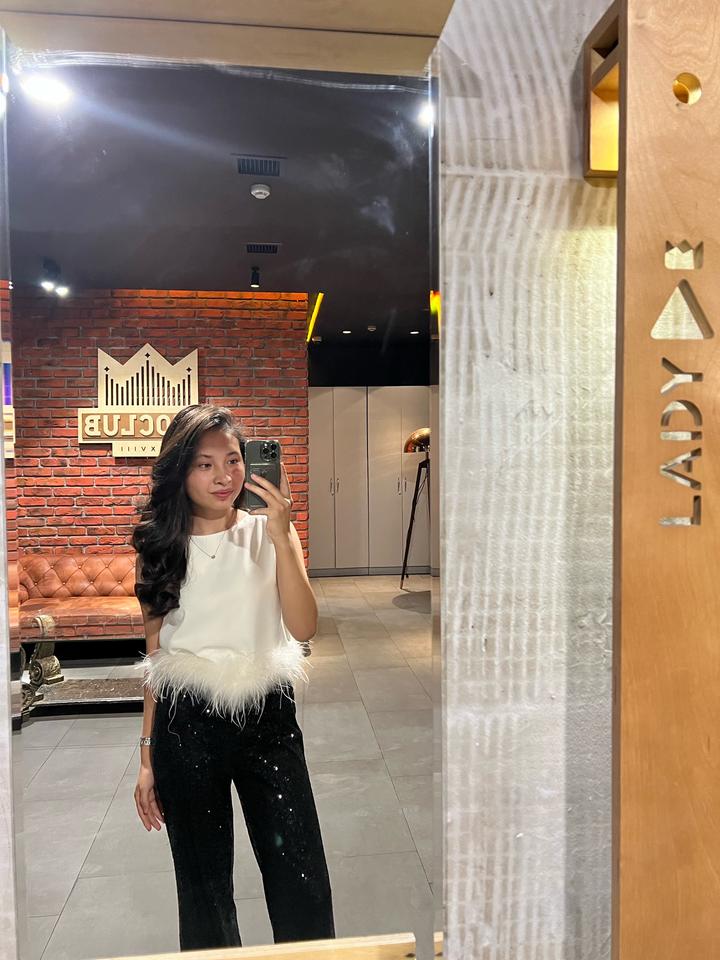 Стильная кофта с перьями