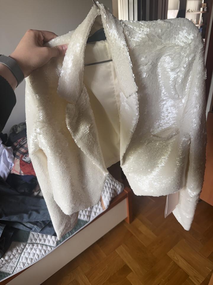 Новый белый пиджак с паетками из PUDRA.