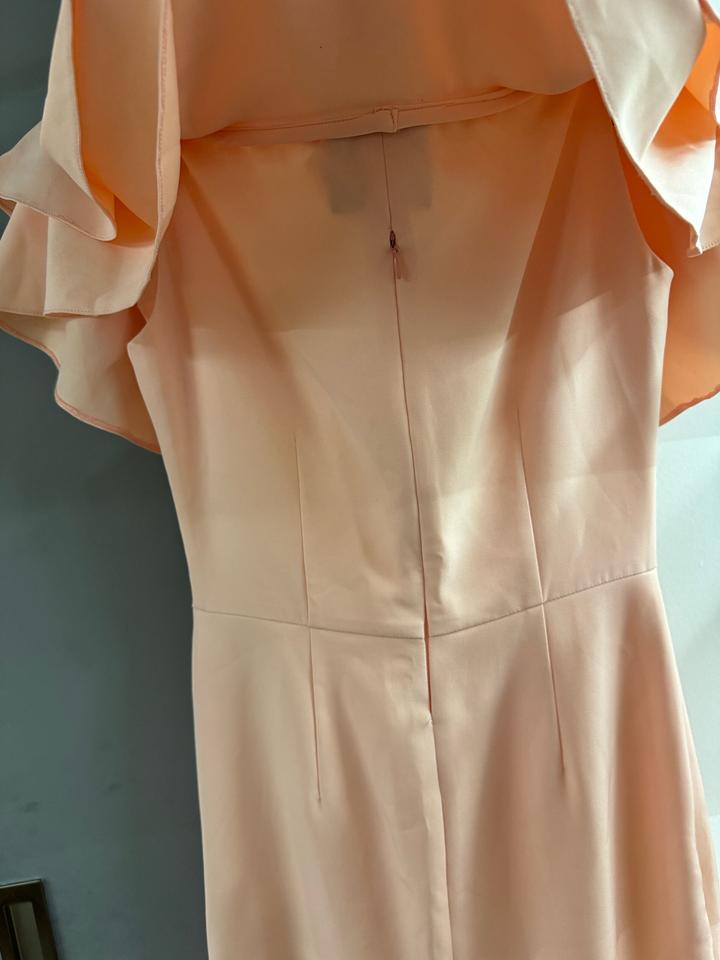 Персиковое нежное платье