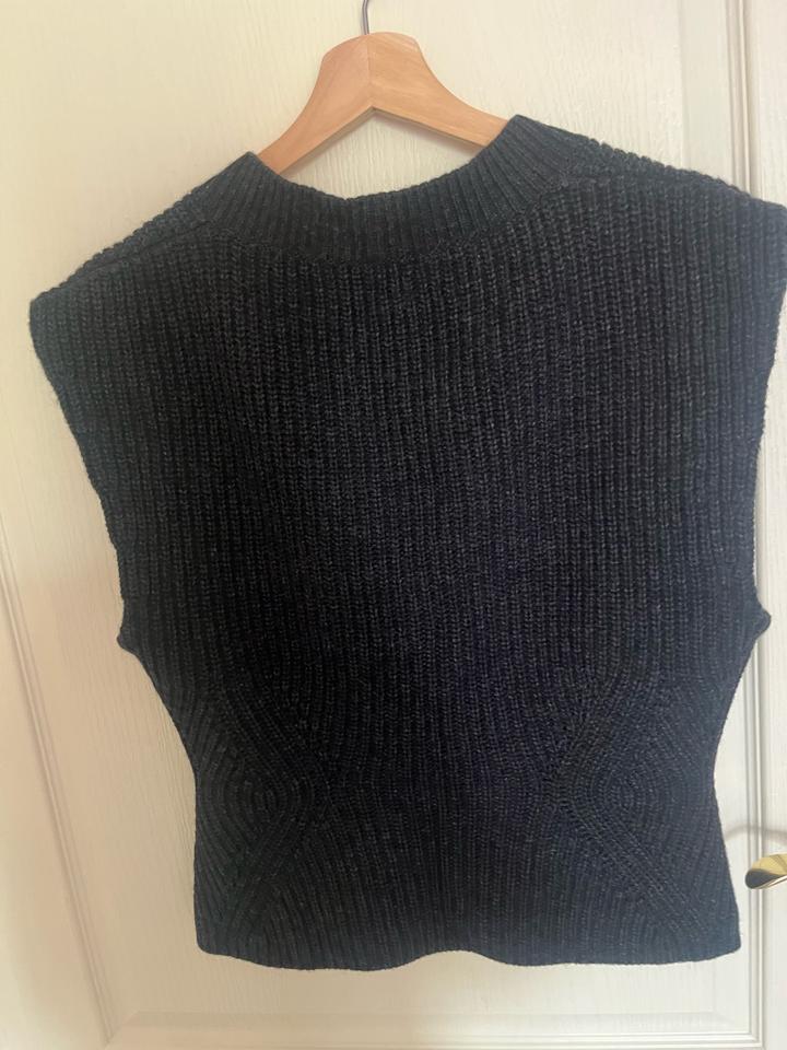 Жилет вязаный