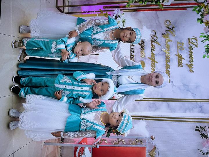 Национальные наряды для мамы и 4 детей