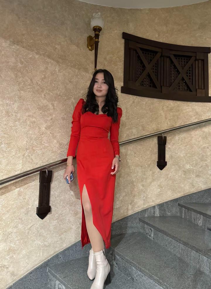 Красное силуэтное платье