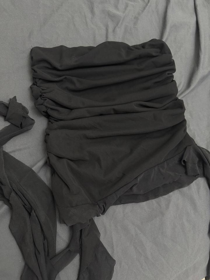 Черный топ с пышными воланами