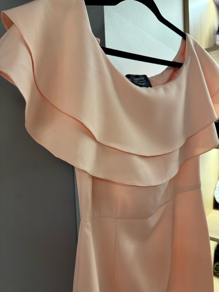 Персиковое нежное платье