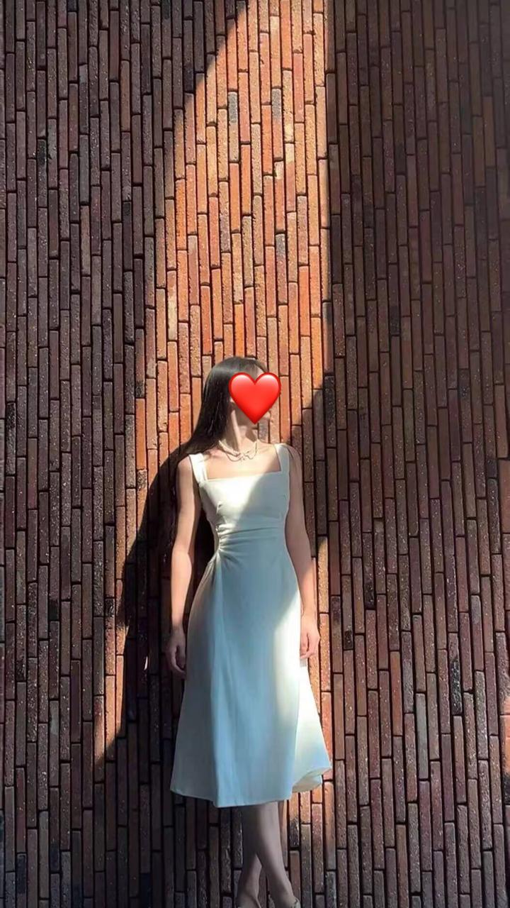 Белое платье на бретельках в французском стиле