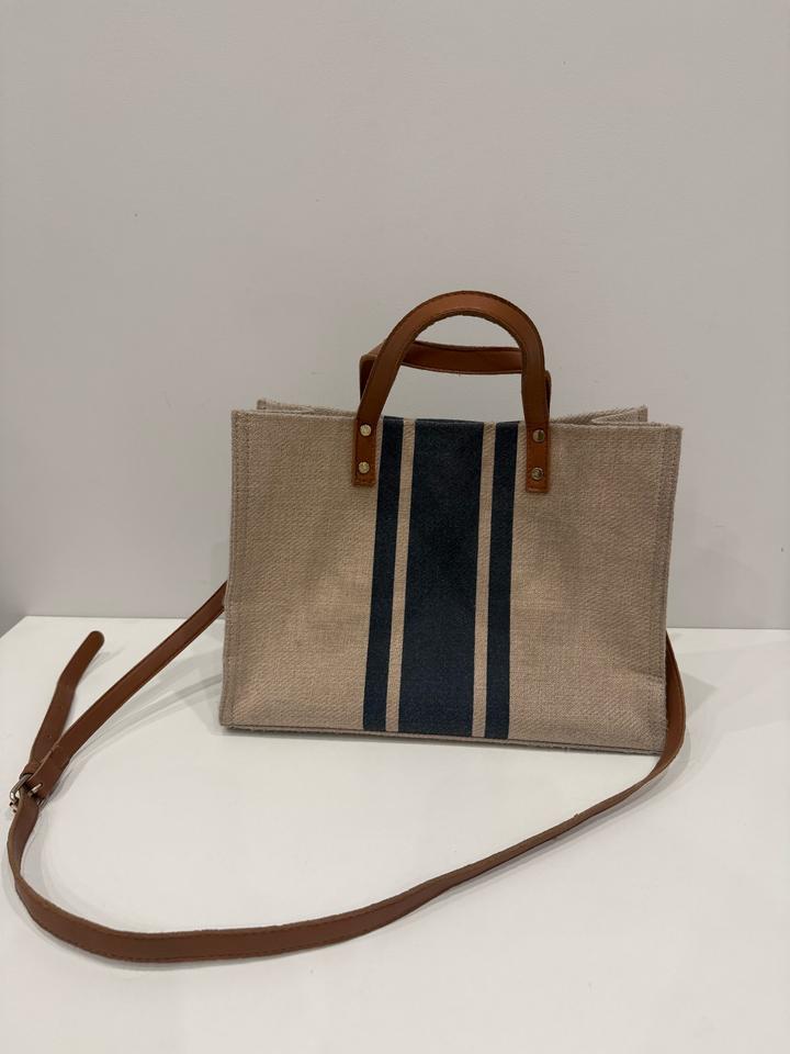 Удобная сумочка с длинным ремешком