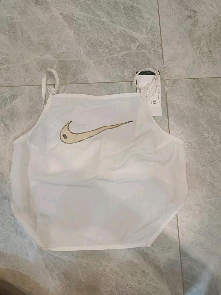 Топ укороченный с открытой спиной Nike