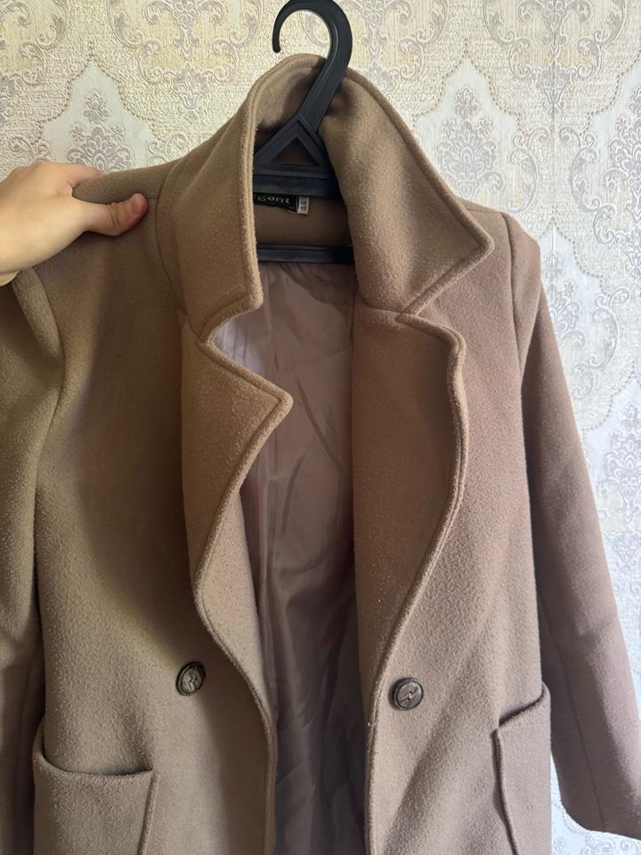 Бежевое пальто ELEGANT