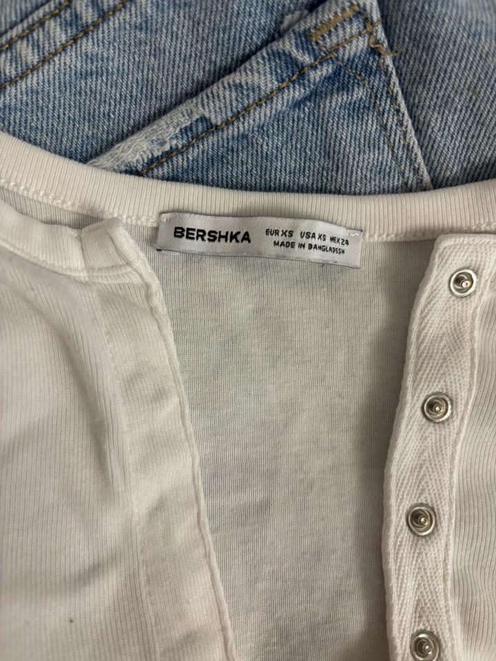Белая кофта Bershka