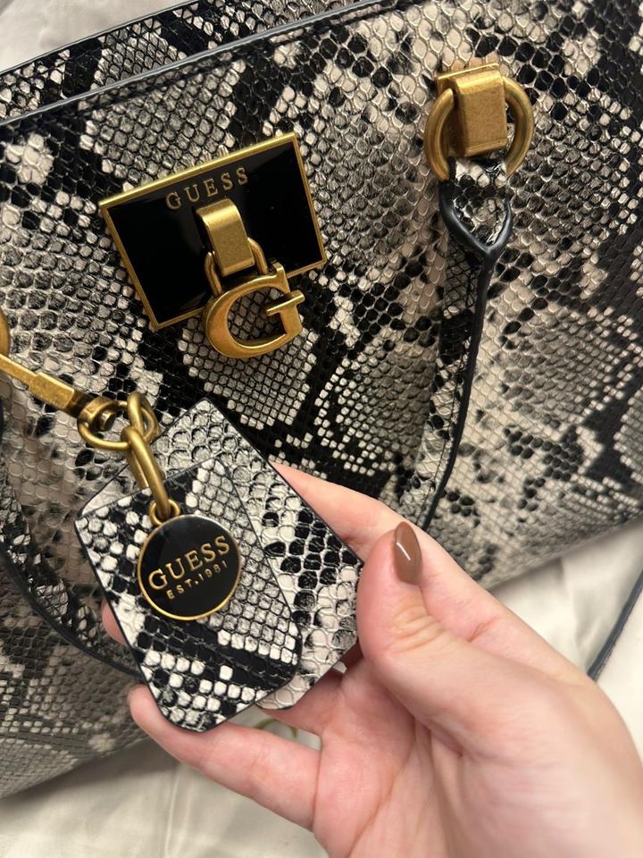 Сумка под питона от Guess