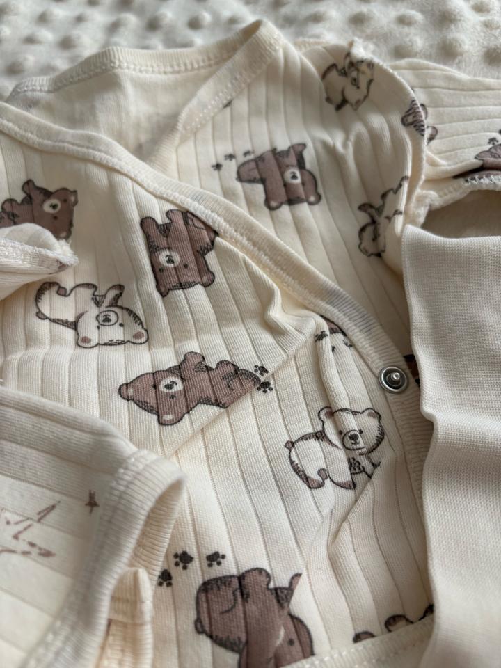 Распашонки, чепчики, ползунки