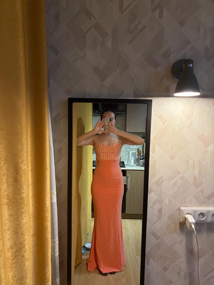 Вечернее элегантное коралловое платье