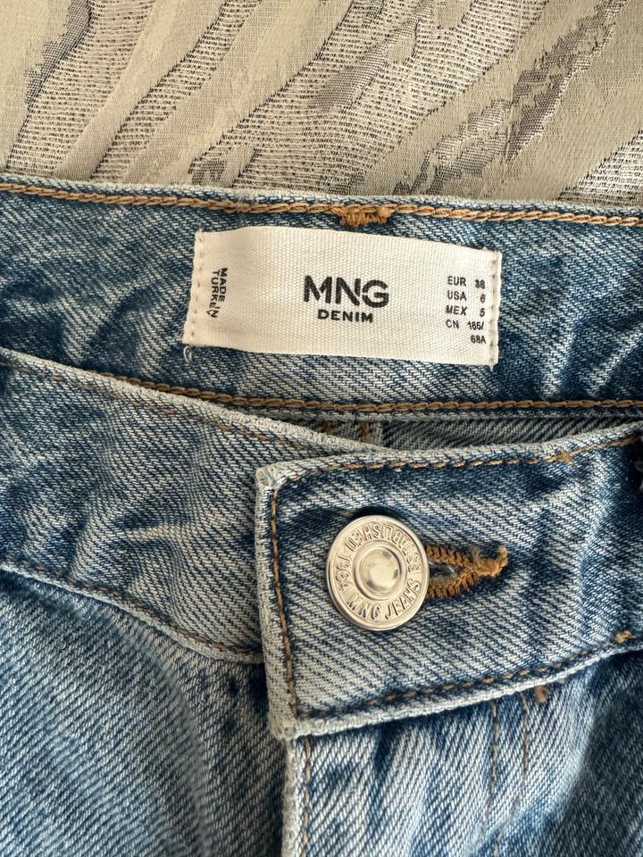 джинсы Mango