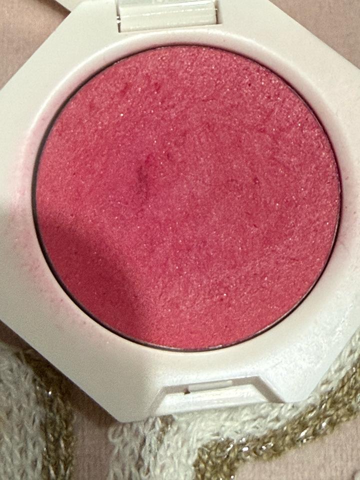 Fenty Beauty Cheeks Out Freestyle Cream Blush в оттенке «Crush on Cupid» (04)