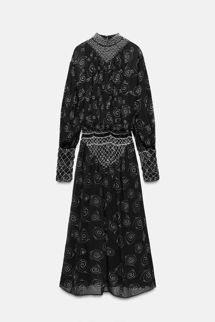 Черное платье с вышивкой Zara
