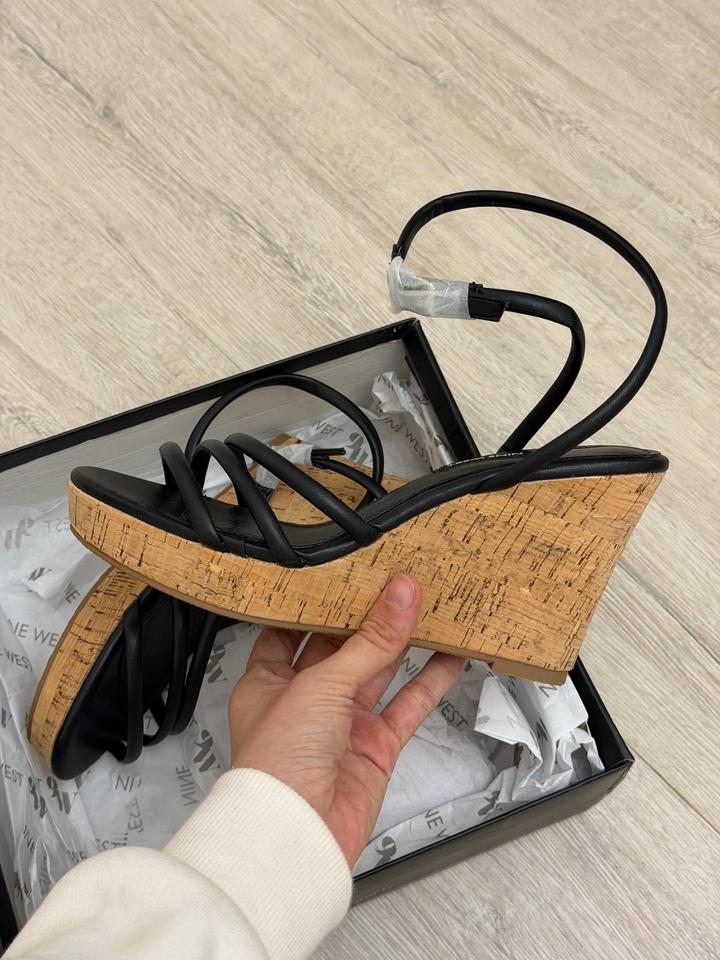 Женские босоножки