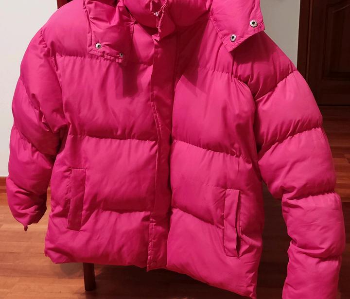розовая куртка