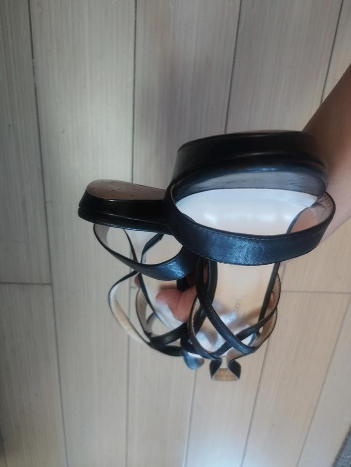 Кожаные босоножки.