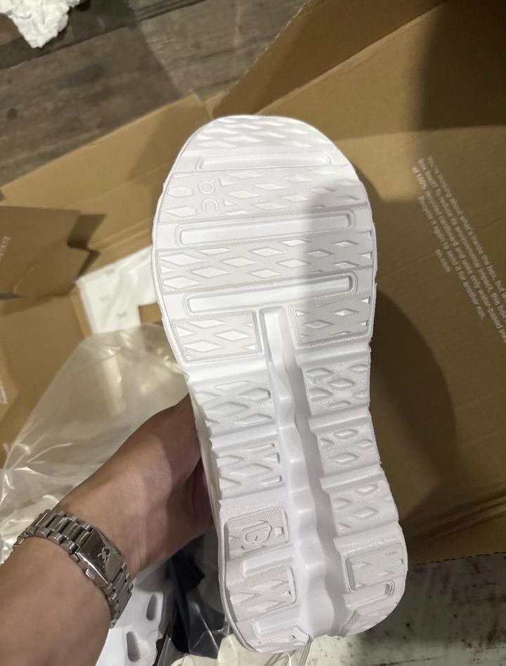 Белые кроссовки ON & Loewe