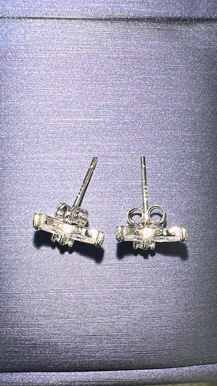 Серьги пусеты из серебра 925 пробы с муассанитами