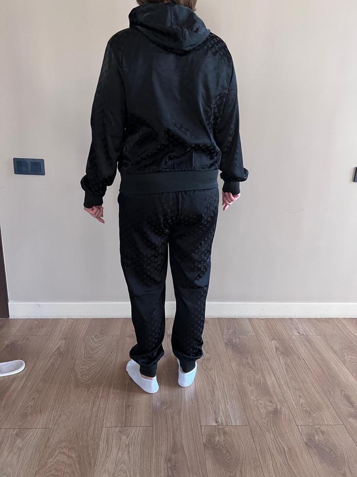 Продаю спорт костюм LV