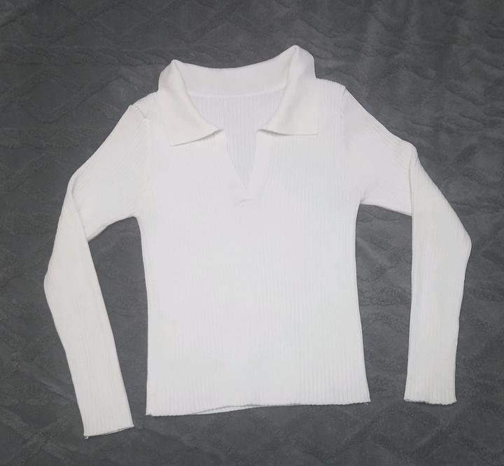 Джемпер с вырезом