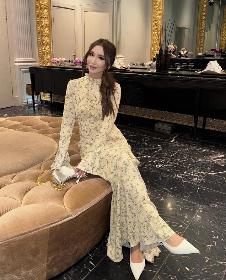 Элегантное макси-платье с длинными рукавами