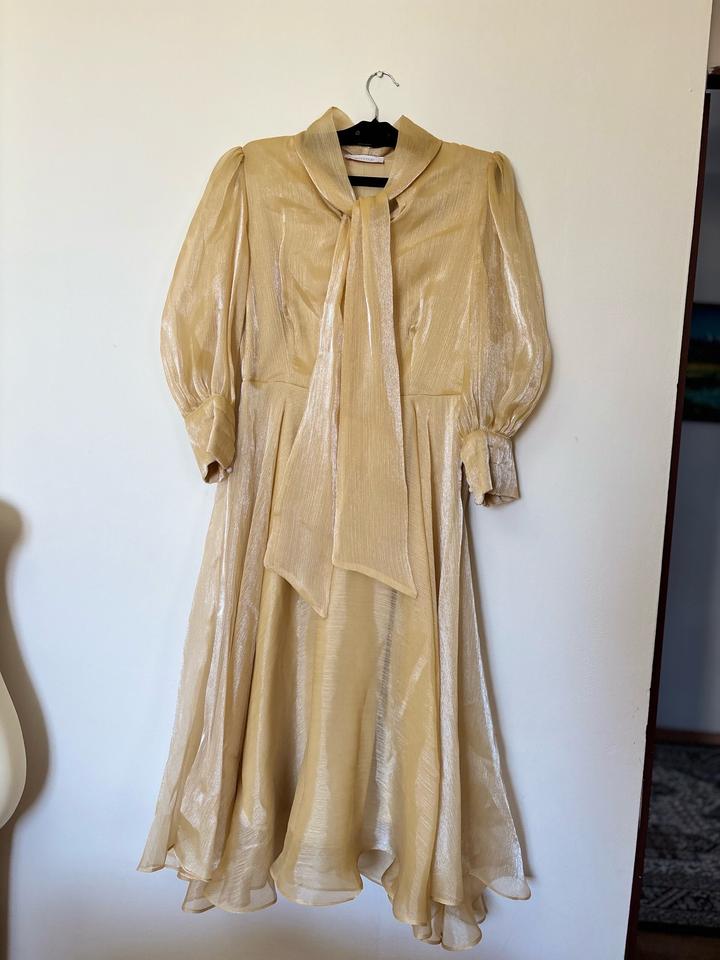 Золотистое платье