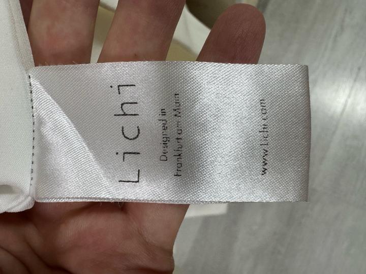 Белое платье-кейп от Lichi
