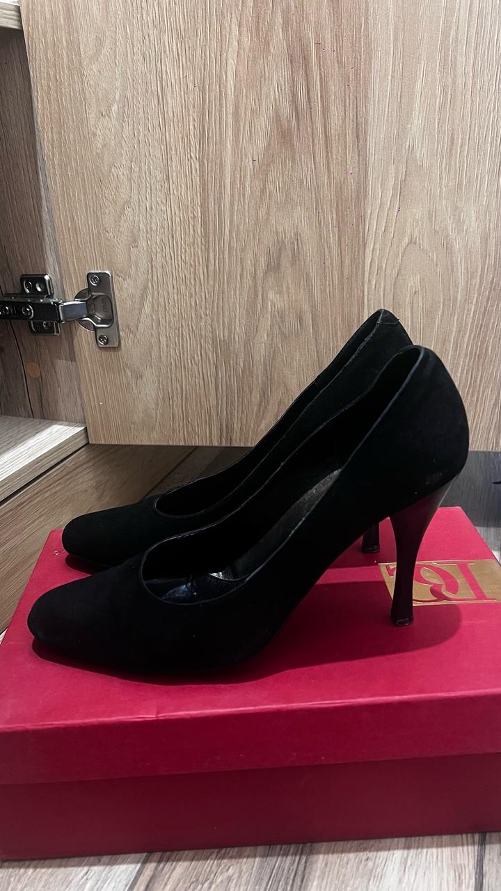 Продам замшевые туфли