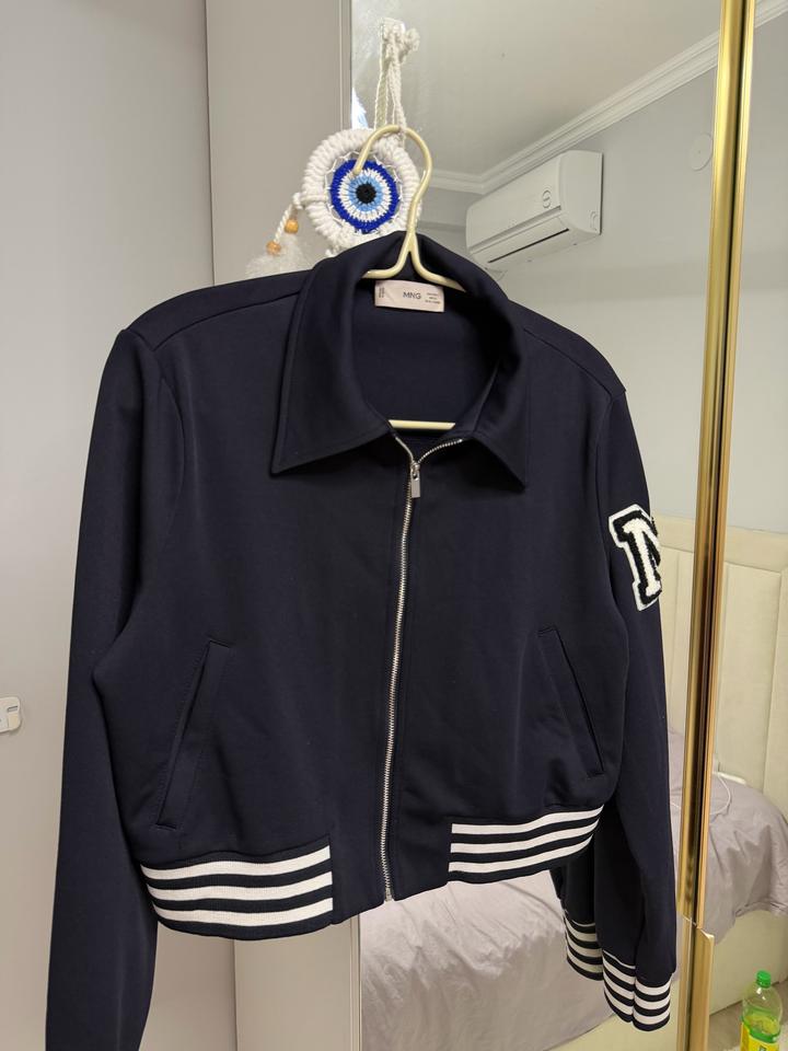 Стильный бомбер от Mango