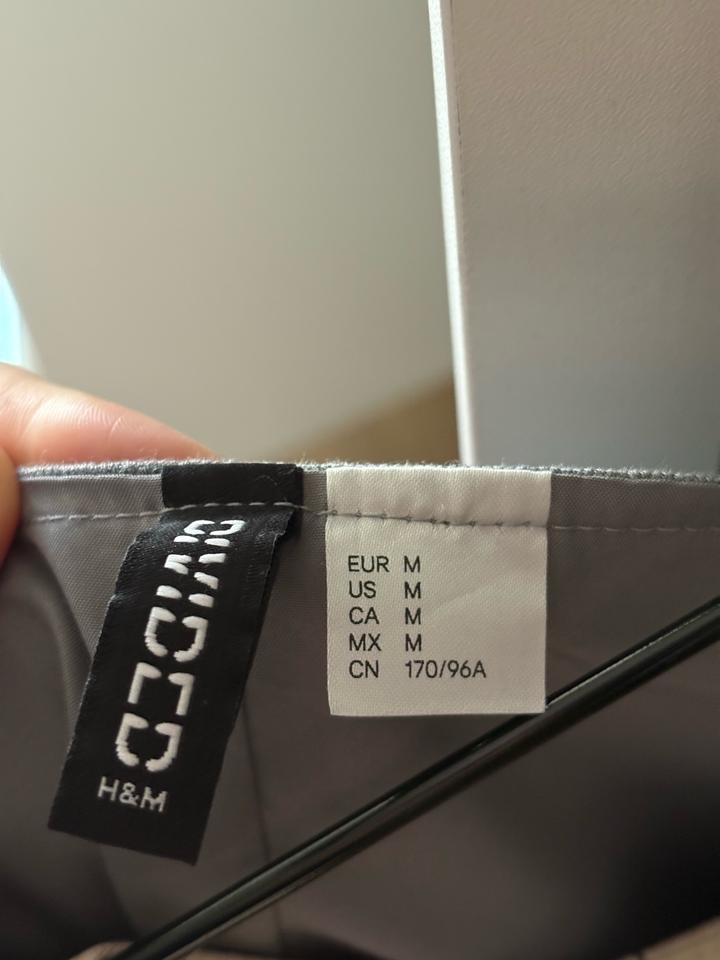 серая жилетка H&M