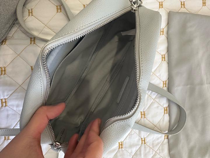 серая сумка charles and keith