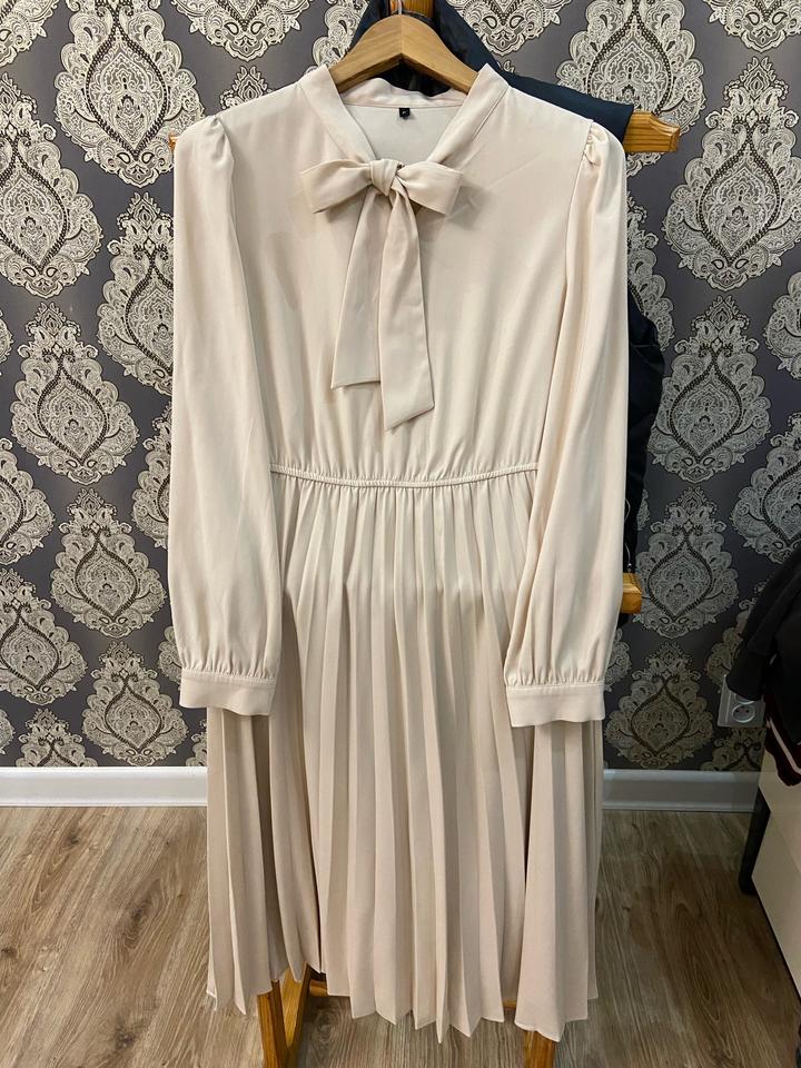 Бежевый платье