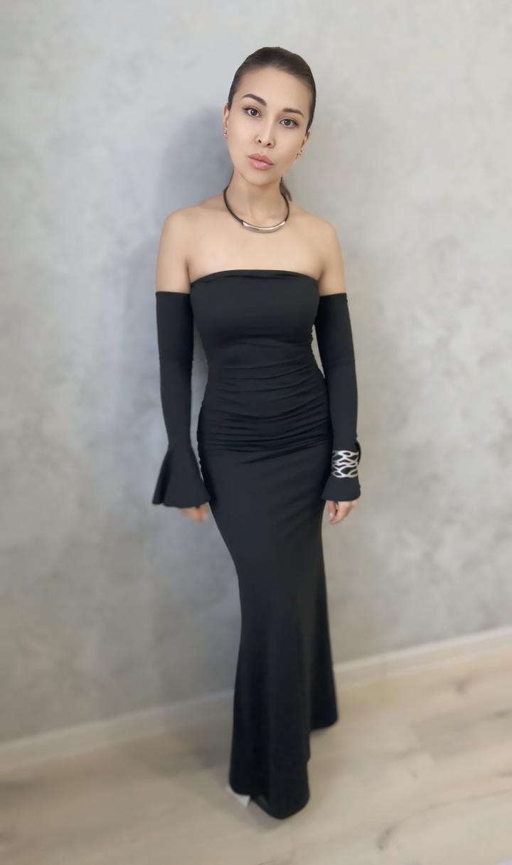 Изысканное длинное черное платье