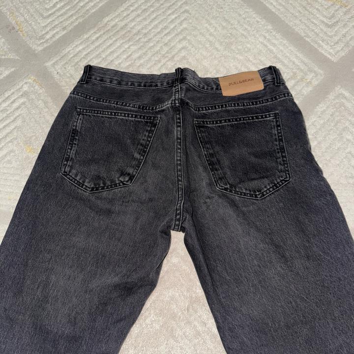 серые джинсы Pull&bear