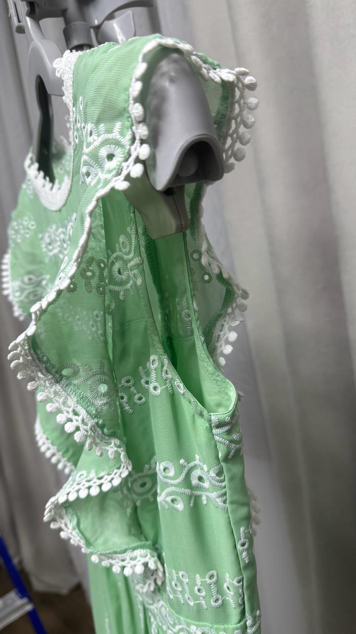 Платье красивое.