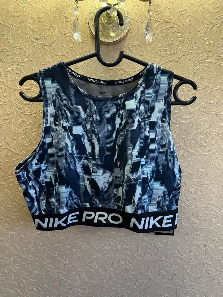 Новый спортивный топ Nike