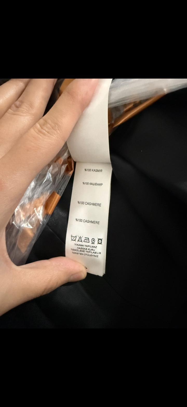 черное пальто из кашемира от премиального бренда Gizia