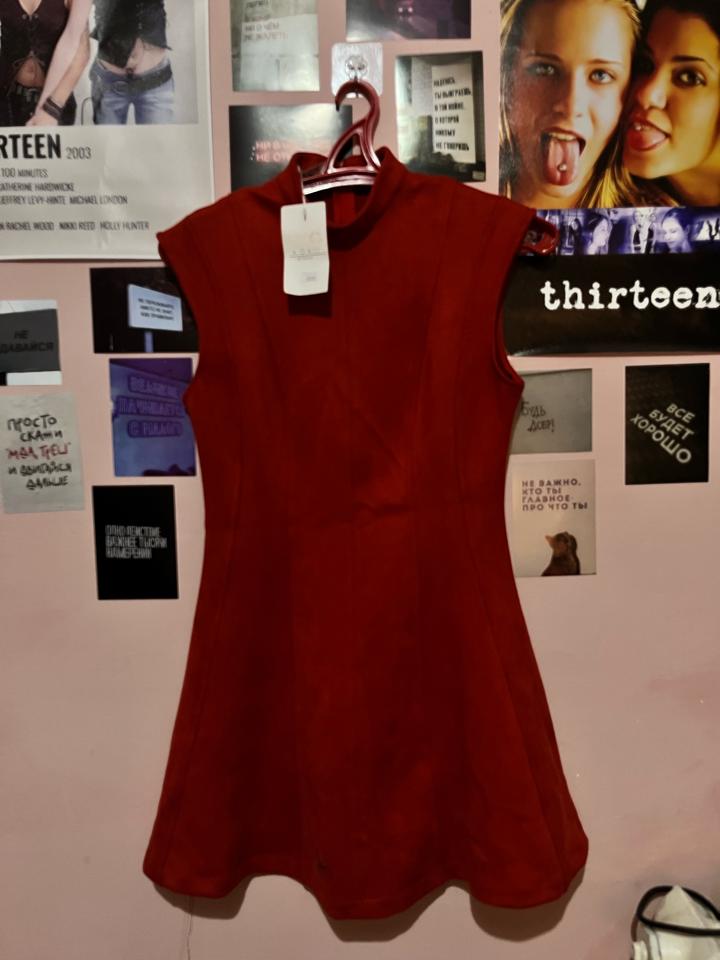 Красное бархатное короткое платье в стиле минимализма