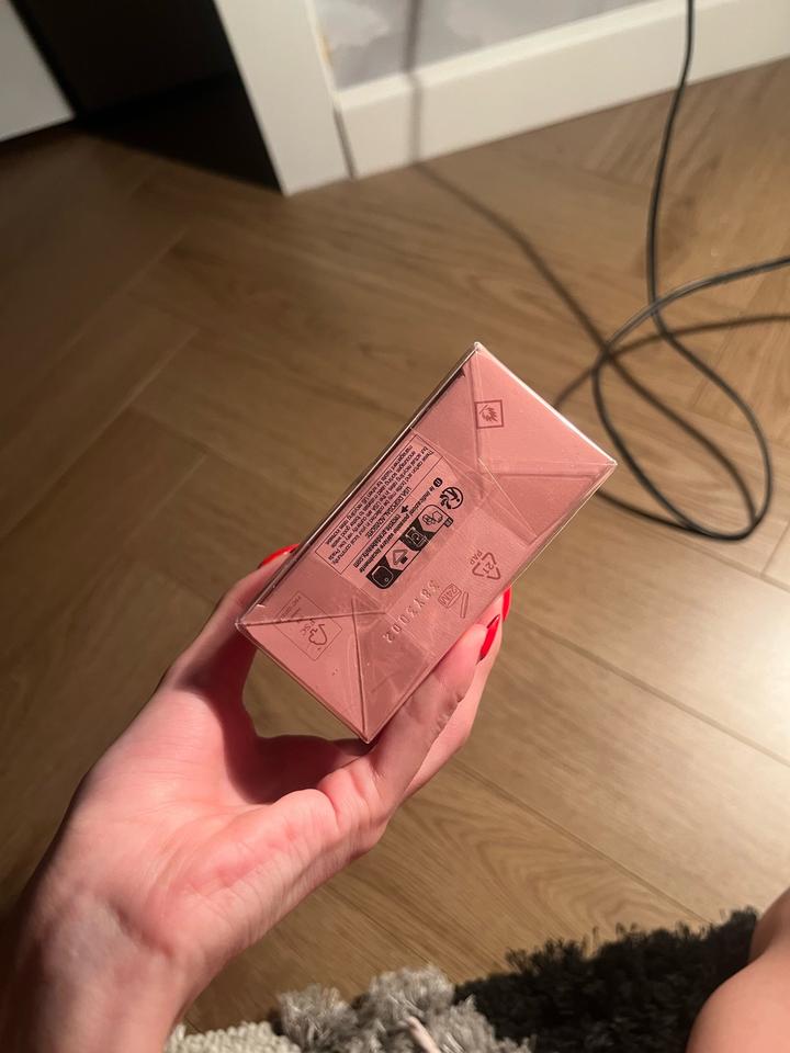 Prada paradoxe virtual flower