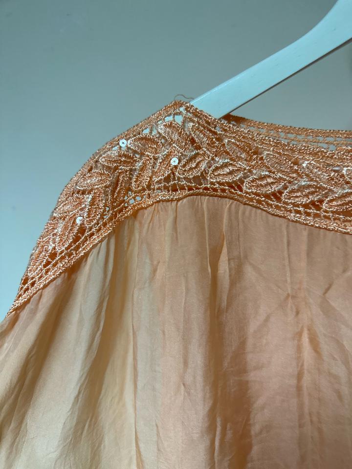 Нежное платье в персиковом оттенке