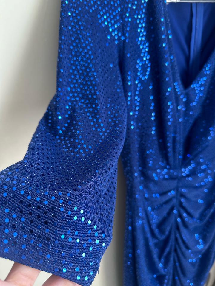 Продам эффектное вечернее платье в глубоком королевском синем цвете.