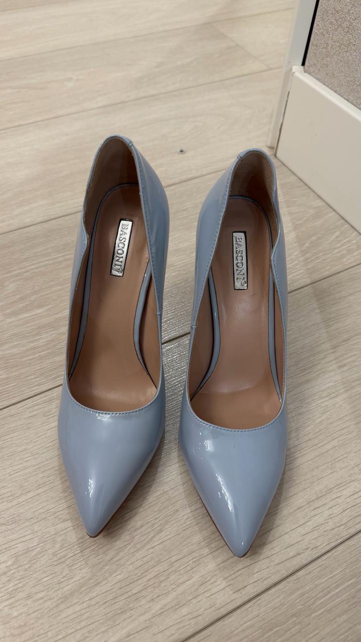 Голубые туфли на высоком каблуке
