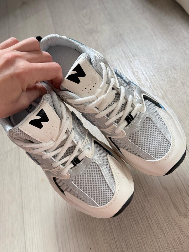 Новые кроссовки 38,5 размер