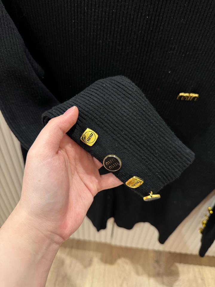 Кофточка черная с золотыми вставками