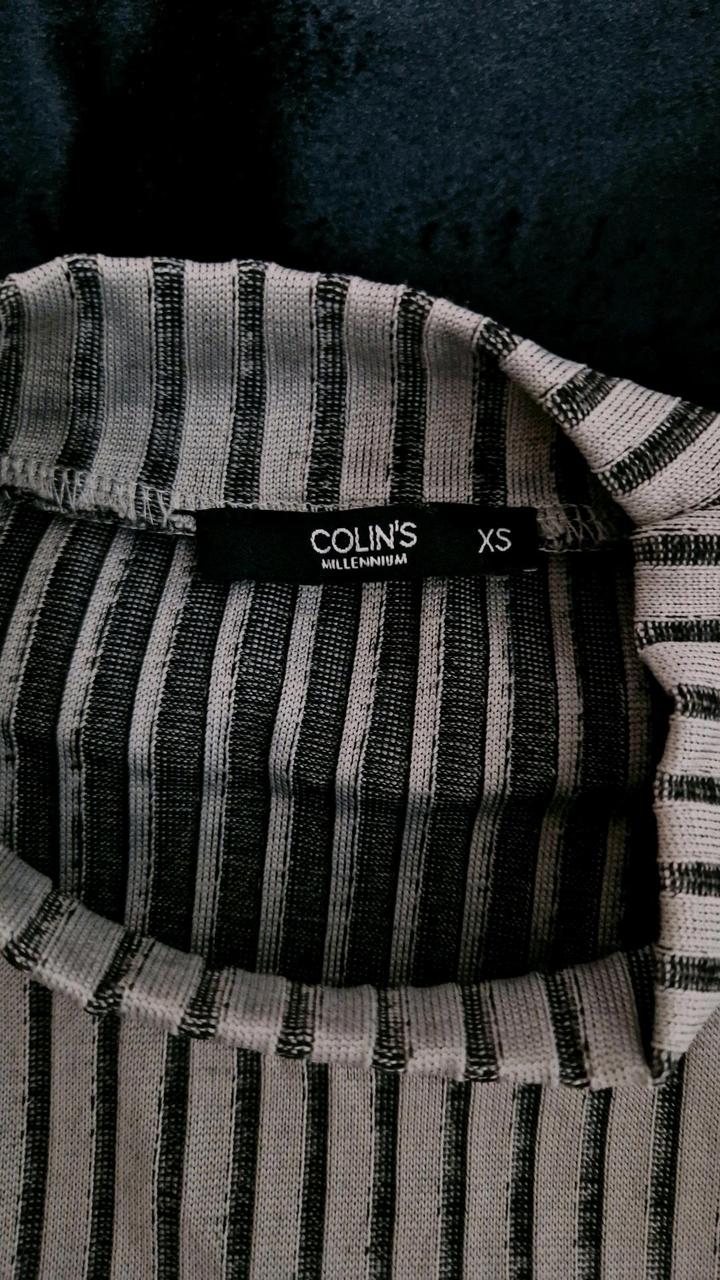 Серое платье в полоску Colin's