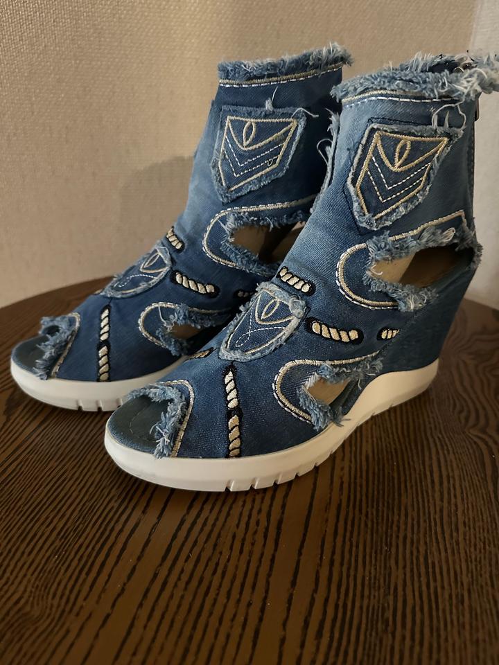 Танкетки на платформе